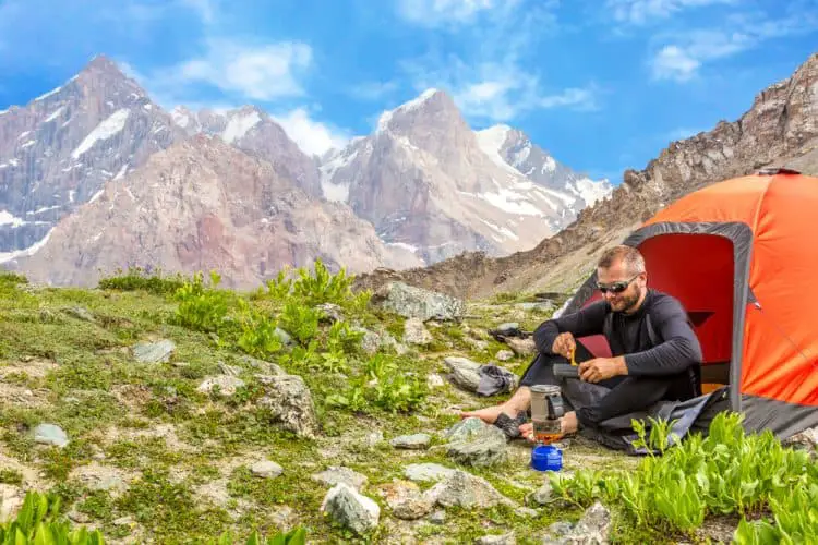 man eating lunch in nature